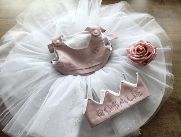 Robe de bal rose avec tulle, ornée d'une rose et d'une couronne brodée "ROSALIE".